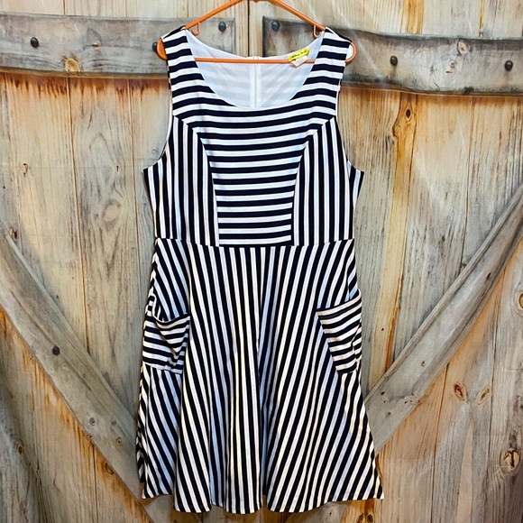 Yellow Star Striped Navy and White Sleeveless Dress Zip Back Pockets Stretchy - Picture 1 of 3